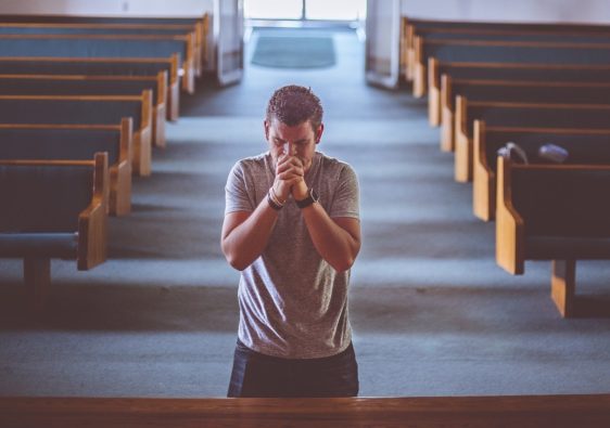 homme qui prie dans une église c'est un choix